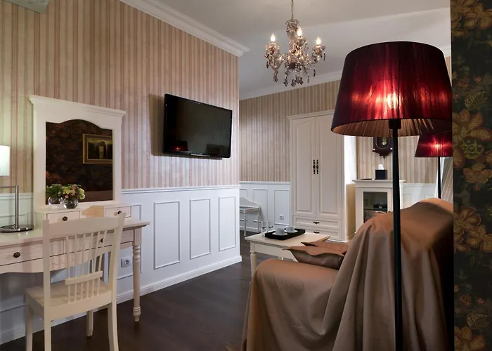 De Gaulle Boutique Hotel