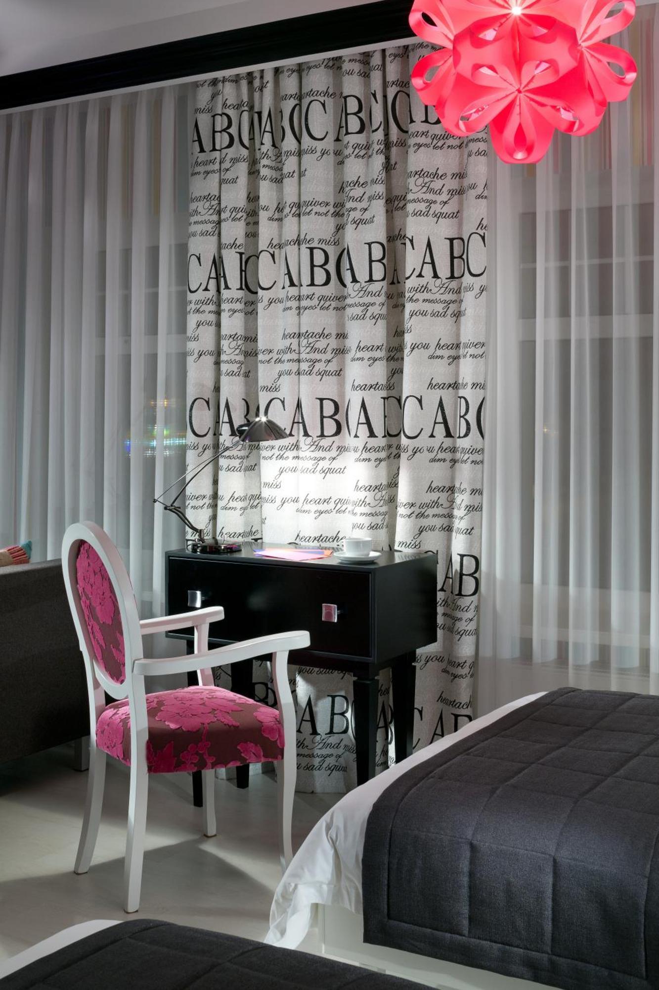 De Gaulle Boutique 4*