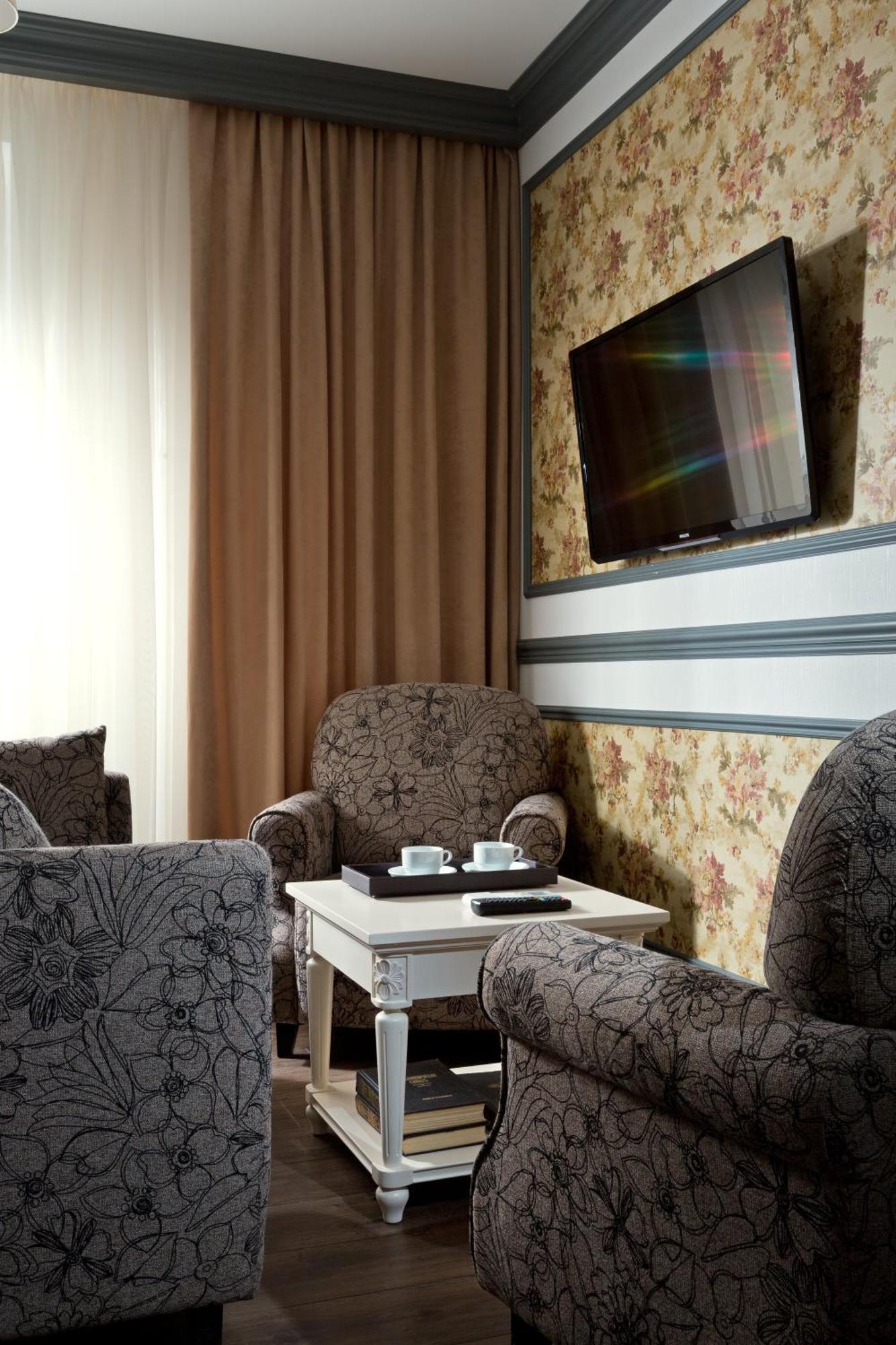 De Gaulle Boutique Hotel